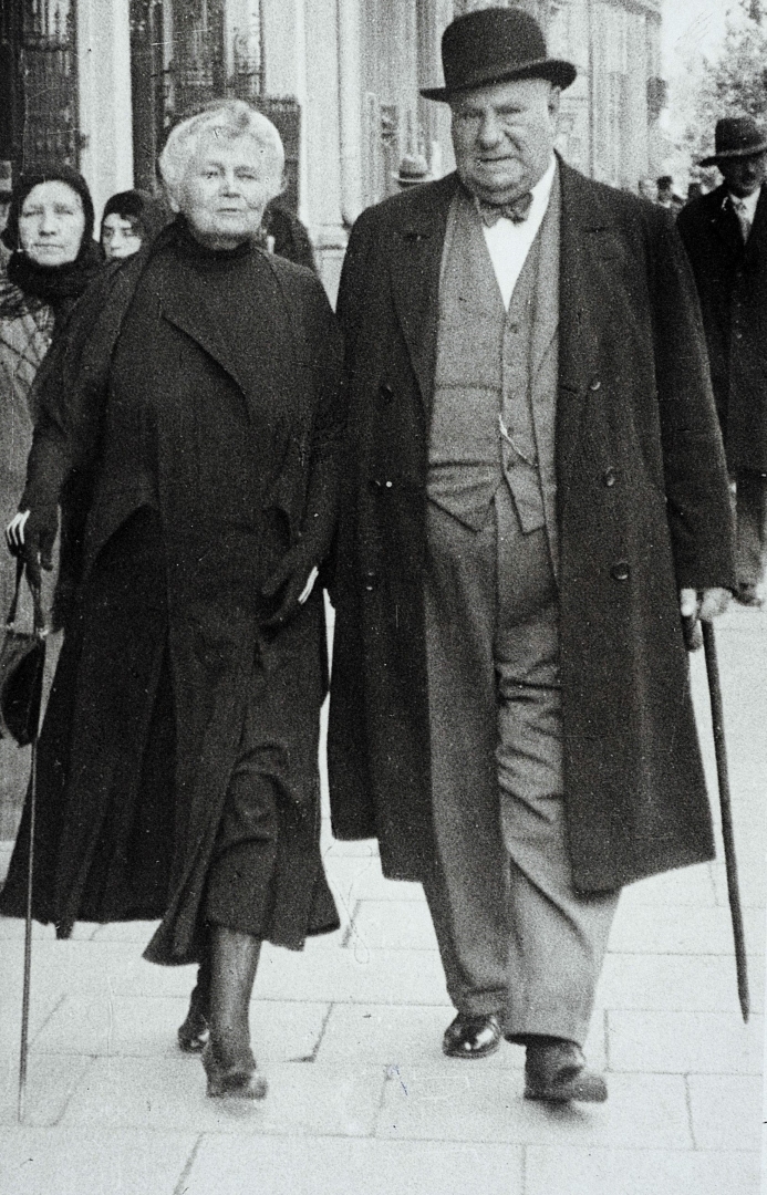 Mieczysław Frenkiel i Lucyna Kotarbińska idący ulicą.